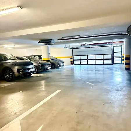 Sofi - Modern With Private Garage Split