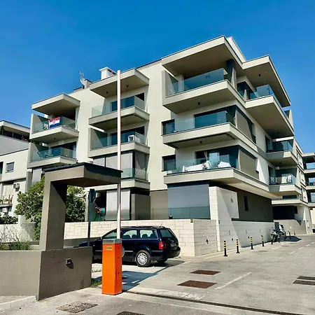 Sofi - Modern With Private Garage Split