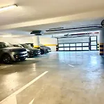 Sofi - Modern With Private Garage Split