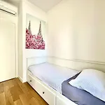 Sofi - Modern With Private Garage Apartamento