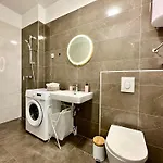 Sofi - Modern With Private Garage