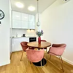 Sofi - Modern With Private Garage