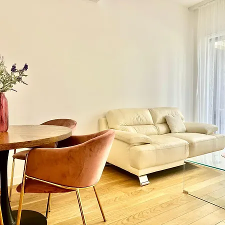 Sofi - Modern With Private Garage Apartment Split