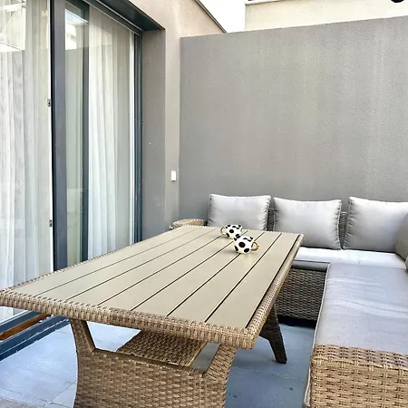 Sofi - Modern With Private Garage Apartment Split