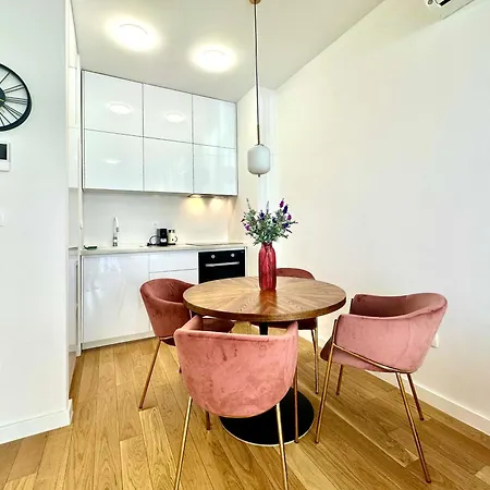 Sofi - Modern With Private Garage