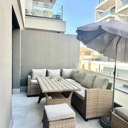 Sofi - Modern With Private Garage Apartment Split