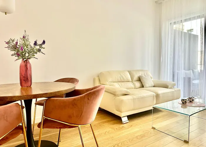 Sofi - Modern With Private Garage Apartment Split