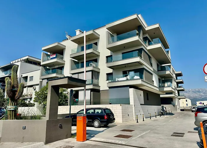 Sofi - Modern With Private Garage Split