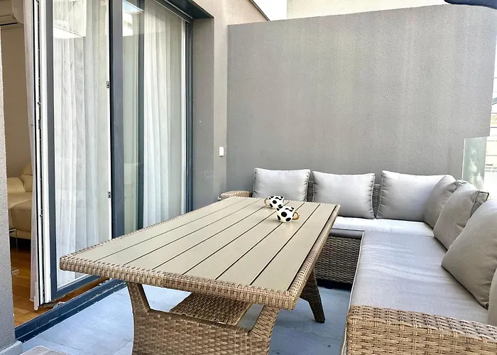 Sofi - Modern With Private Garage Apartment Split