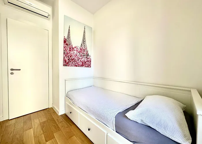 Sofi - Modern With Private Garage Apartament