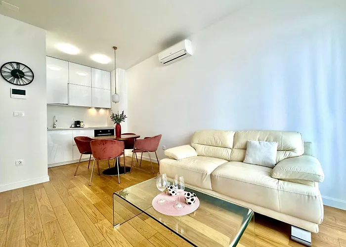 Sofi - Modern With Private Garage Apartment *