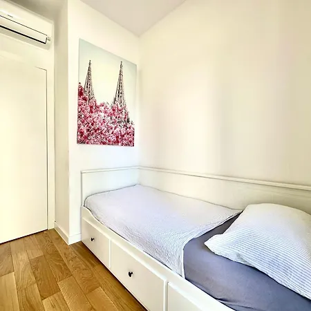 Sofi - Modern With Private Garage Apartmán