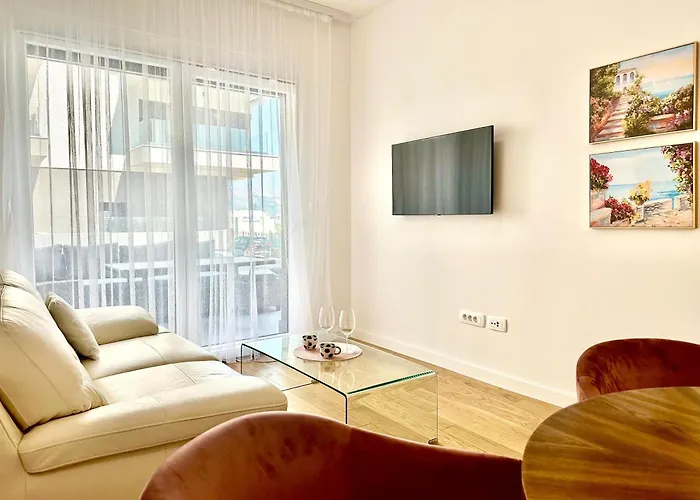 Sofi - Modern With Private Garage Split